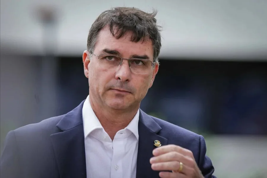 Flávio Bolsonaro diz que foi escolhido por Jair Bolsonaro como pré-candidato à presidência