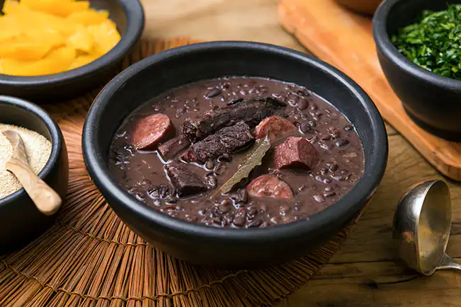 Aprenda a fazer uma feijoada completa em casa com passo a passo simples