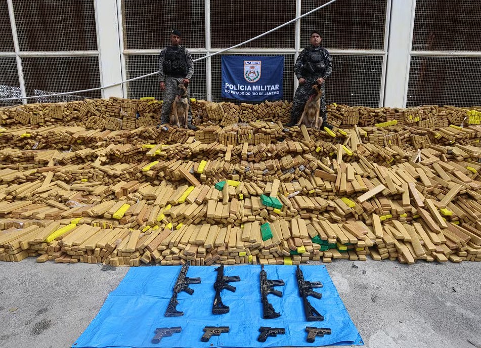 Cão policial ajuda na maior apreensão de drogas do Brasil no complexo da maré
