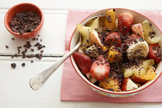 Salada de frutas especial com toque crocante de cacau