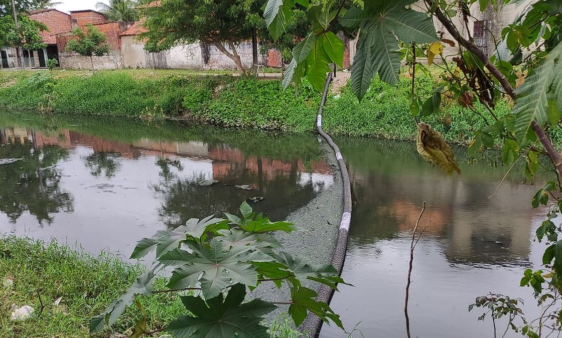 Ecobarreiras no rio Maranguapinho unem Caucaia e Fortaleza no combate ao lixo e proteção dos oceanos