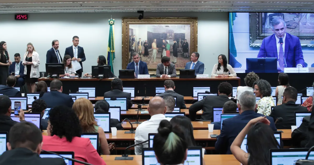 CCJ da Câmara aprova proposta que reduz maioridade penal de 18 para 16 anos