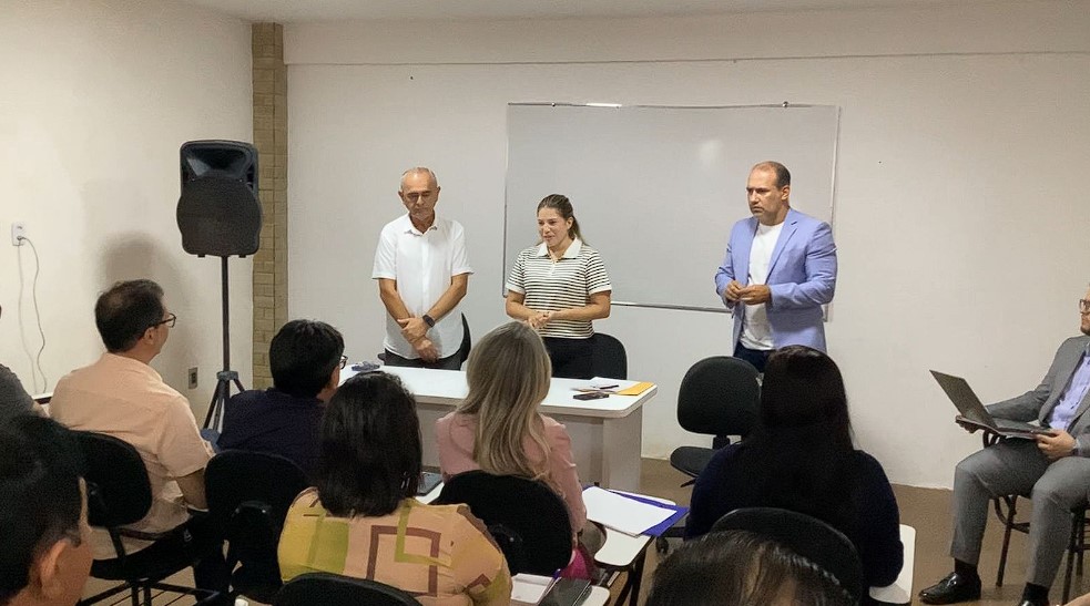 Prefeita em exercício Priscila Menezes reúne equipe e anuncia primeiras medidas em Caucaia