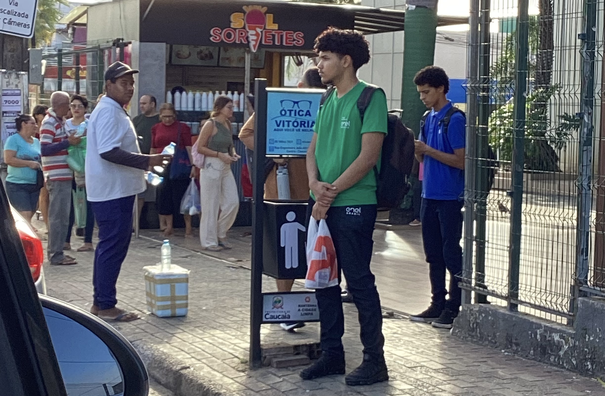 Prefeitura de Caucaia amplia instalação de lixeiras no Centro para fortalecer limpeza urbana
